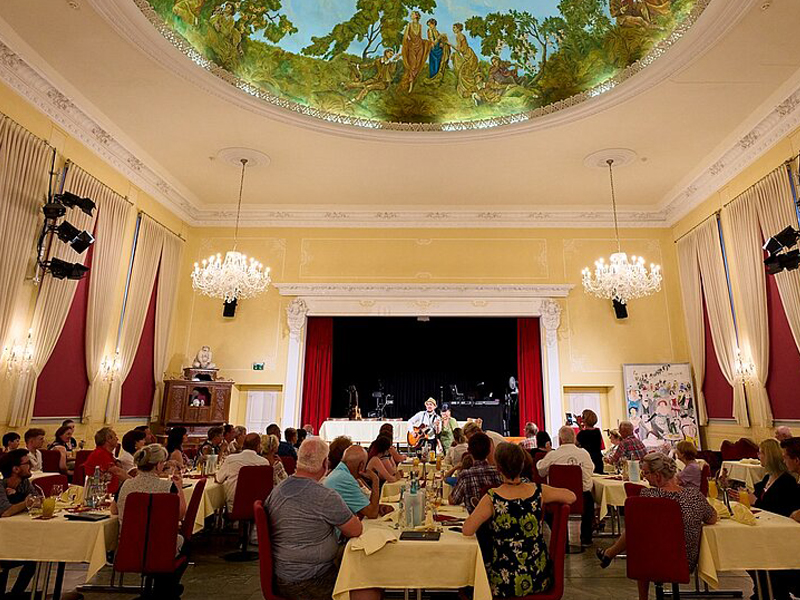 Fresstheater-Tagesfahrt-nictours-2026