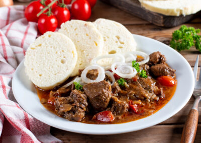 Wanderreise Hohe Tatra Busreise nictours 2026 Rindergulasch mit Knödeln